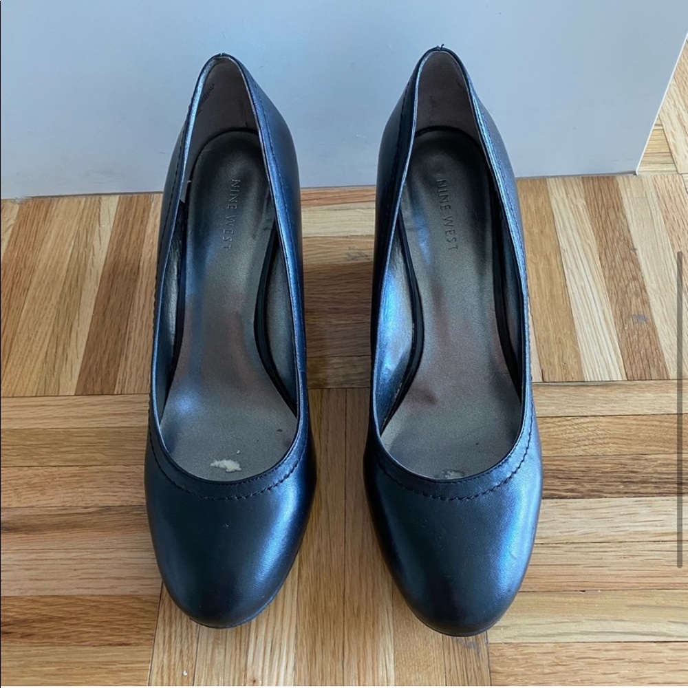 Nine West Women’s shoes
Size 9
Minor damage inside the sole only.. - Picture 7 of 10